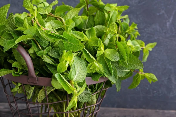 Keranjang Dengan Mint Hijau Segar Atas Meja — Stok Foto