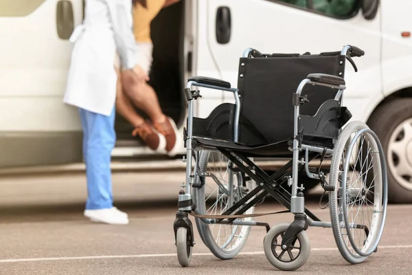 Doctor Helping Handicapped Man Sit Car — Stock Photo, Image