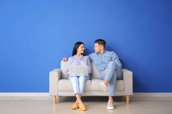 Jovem Casal Com Laptop Relaxante Sofá Casa — Fotografia de Stock