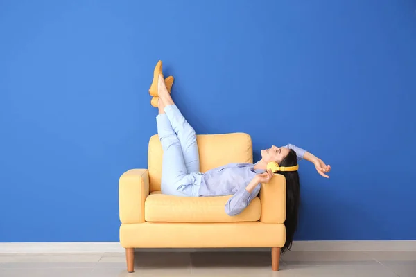 Mujer Joven Relajándose Sillón Cerca Pared Color —  Fotos de Stock