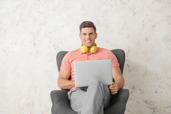 Young Man Laptop Relaxing Armchair Light Wall — Stock Photo, Image