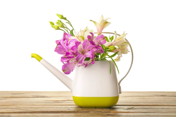Gießkanne Mit Blumen Auf Tisch Vor Weißem Hintergrund — Stockfoto