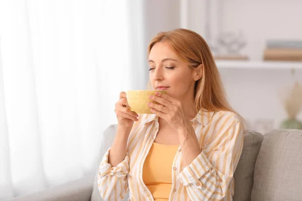 Mooie Vrouw Die Thuis Thee Drinkt — Stockfoto