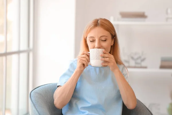 Mooie Vrouw Die Thuis Thee Drinkt — Stockfoto