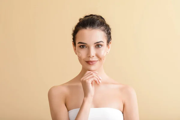 Hermosa Joven Con Fundación Cara Contra Fondo Color — Foto de Stock