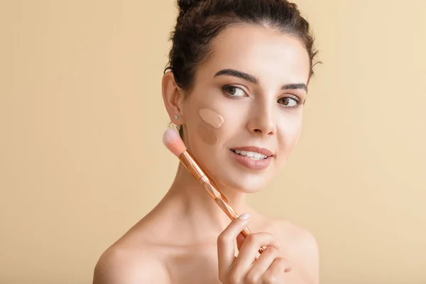 Hermosa Joven Con Fundación Cara Contra Fondo Color — Foto de Stock