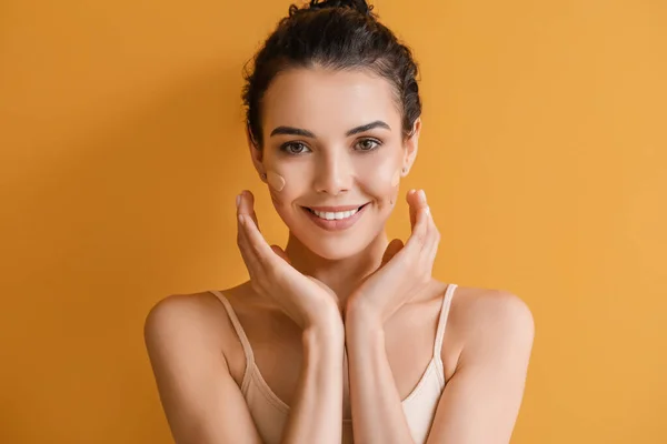 Mooie Jonge Vrouw Met Stichting Haar Gezicht Tegen Kleur Achtergrond — Stockfoto