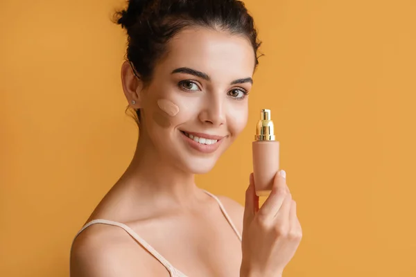 Hermosa Joven Con Fundación Cara Contra Fondo Color — Foto de Stock