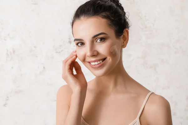 Hermosa Joven Con Base Cara Contra Fondo Claro — Foto de Stock