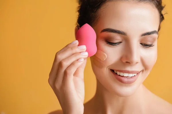 Hermosa Joven Con Fundación Cara Contra Fondo Color — Foto de Stock