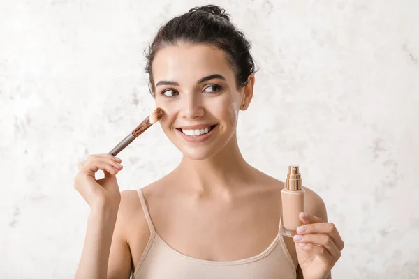 Hermosa Joven Con Base Cara Contra Fondo Claro — Foto de Stock