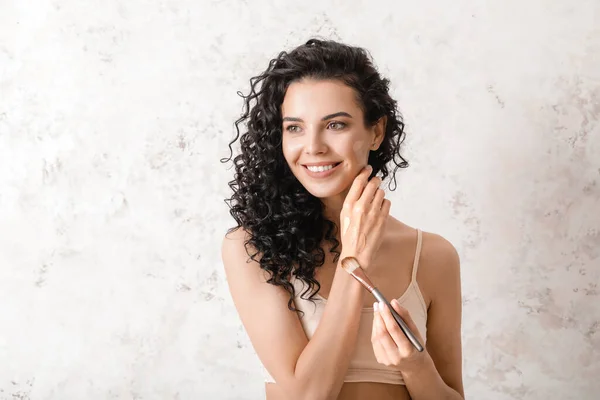 Hermosa Joven Con Base Cara Contra Fondo Claro — Foto de Stock