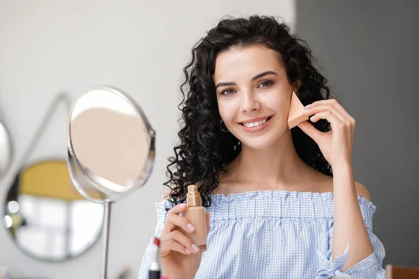 Hermosa Mujer Joven Aplicando Fundación Casa — Foto de Stock