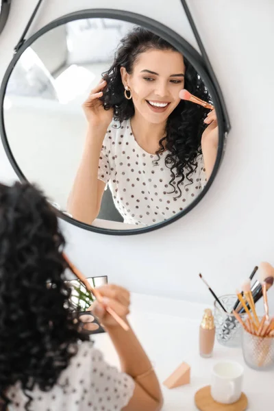 Hermosa Mujer Joven Aplicando Fundación Casa — Foto de Stock