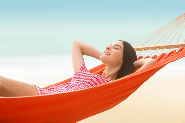 Beautiful Young Woman Relaxing Hammock Sea Beach — Stock Photo, Image