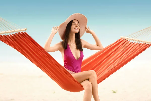 Beautiful Young Woman Relaxing Hammock Sea Beach — Stock Photo, Image