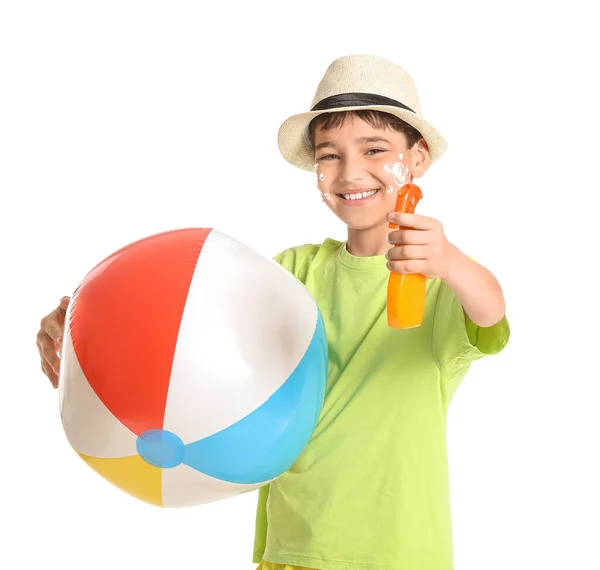 Niño Pequeño Con Crema Protección Solar Bola Inflable Sobre Fondo — Foto de Stock