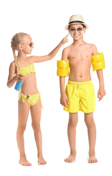 Kleine Kinderen Met Zonnebrandcrème Witte Achtergrond — Stockfoto
