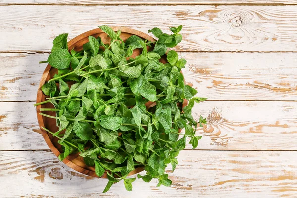 Mint Hijau Segar Dalam Mangkuk Dengan Latar Belakang Kayu — Stok Foto