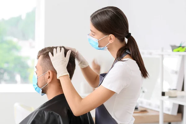 Female Hairdresser Working Client Salon Coronavirus Epidemic — Stock Photo, Image