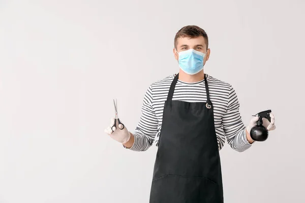 Male Hairdresser Wearing Medical Mask Light Background Coronavirus Epidemic — Stock Photo, Image