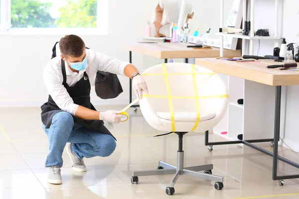 Peluquería Masculina Aplicando Una Cinta Marcado Sillón Del Cliente Salón — Foto de Stock