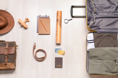 Tahta arka planda seyahat aksesuarları
