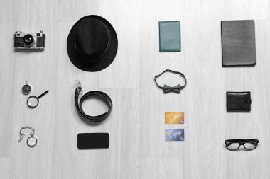 Tahta arka planda seyahat aksesuarları