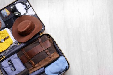 Tahta arka planda bavulu aç. Seyahat kavramı