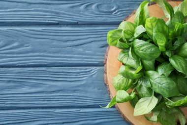 Ahşap arka planda taze fesleğen