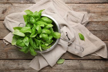 Ahşap arka planda taze fesleğen