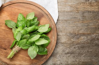 Ahşap arka planda taze fesleğen