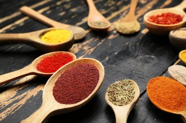 Masada farklı baharatlarla bir sürü kaşık