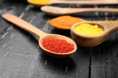 Masada farklı baharatlarla bir sürü kaşık