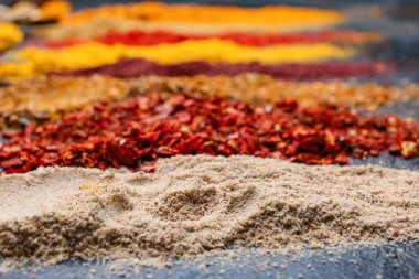 Masada çok farklı baharatlar var, yakın plan.