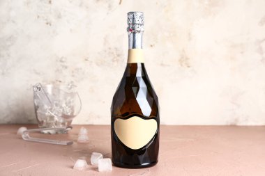 Hafif arka planda bir şişe şampanya.