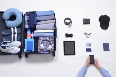 Beyaz arkaplanda seyahat aksesuarları