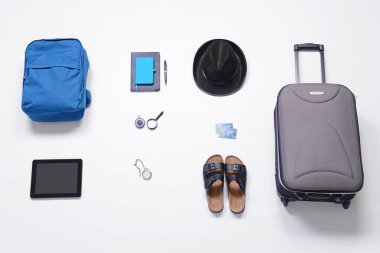 Beyaz arkaplanda seyahat aksesuarları