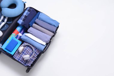 Beyaz arka planda paketlenmiş bavul. Seyahat kavramı