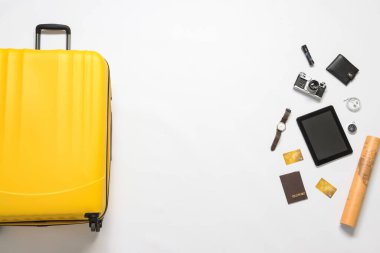Beyaz arkaplanda seyahat aksesuarları