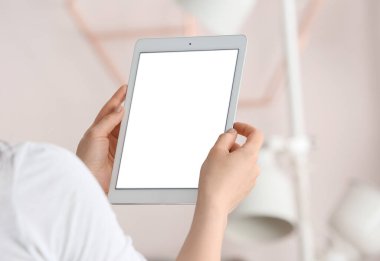 Evde modern tablet bilgisayarı olan bir kadın