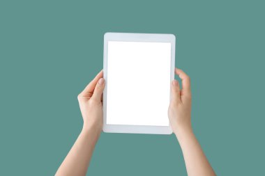 Renkli arka planda modern tablet bilgisayarlı eller