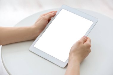 Evde modern tablet bilgisayarı olan bir kadın