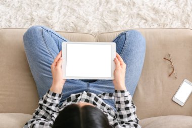 Evde modern tablet bilgisayarı olan bir kadın