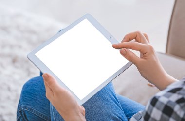 Evde modern tablet bilgisayarı olan bir kadın