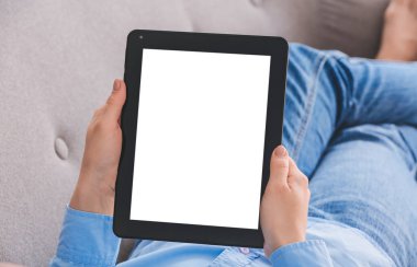 Evde modern tablet bilgisayarı olan bir kadın