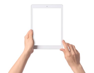 Beyaz arkaplanda modern tablet bilgisayarı olan eller