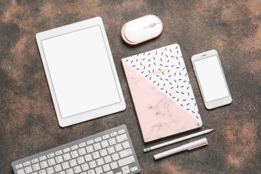 Grunge arka planında modern tablet bilgisayarı ile kompozisyon