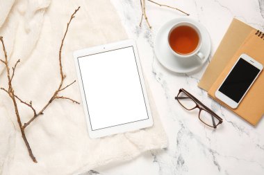 Işık arkaplan üzerinde modern tablet bilgisayarı ile kompozisyon