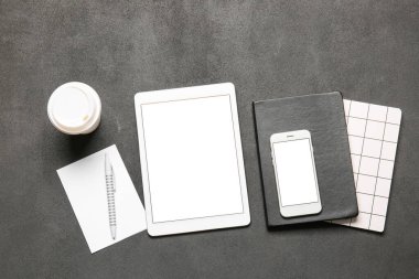 Koyu arkaplanda modern tablet bilgisayarı ile kompozisyon